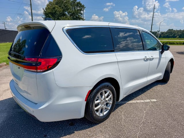 Used 2025 Chrysler Pacifica Select FWD image 3