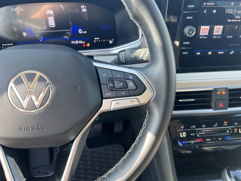 Certified 2025 Volkswagen Taos SE w/ Panoramic Sunroof Package image 19