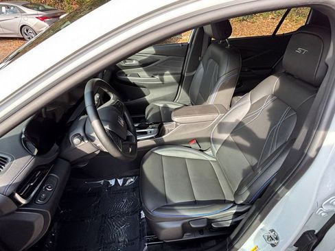 Used 2025 Buick Envista Sport Touring image 36