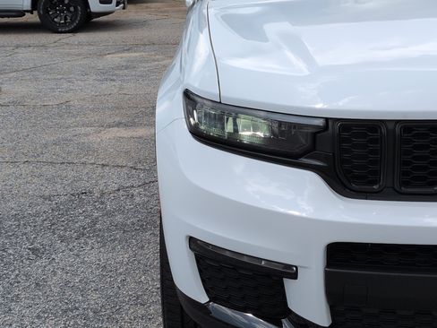 Certified 2024 Jeep Grand Cherokee L Limited w/ Black Appearance Package RWD image 8