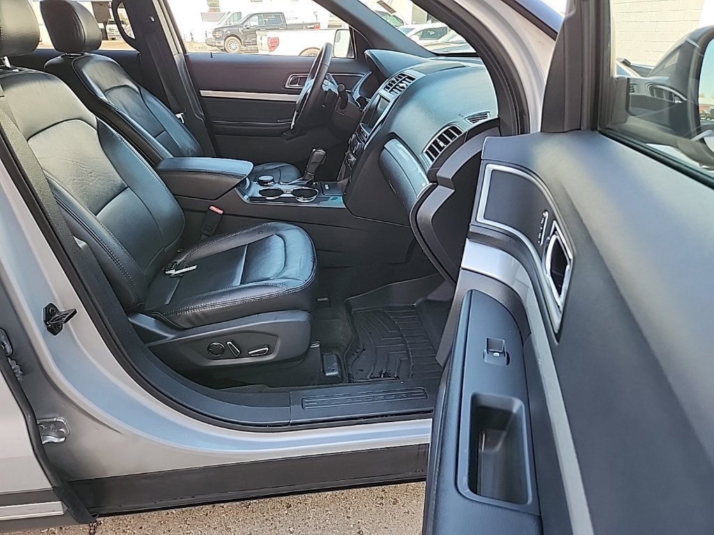 Used 2016 Ford Explorer XLT w/ Equipment Group 202A AWD/4WD image 38