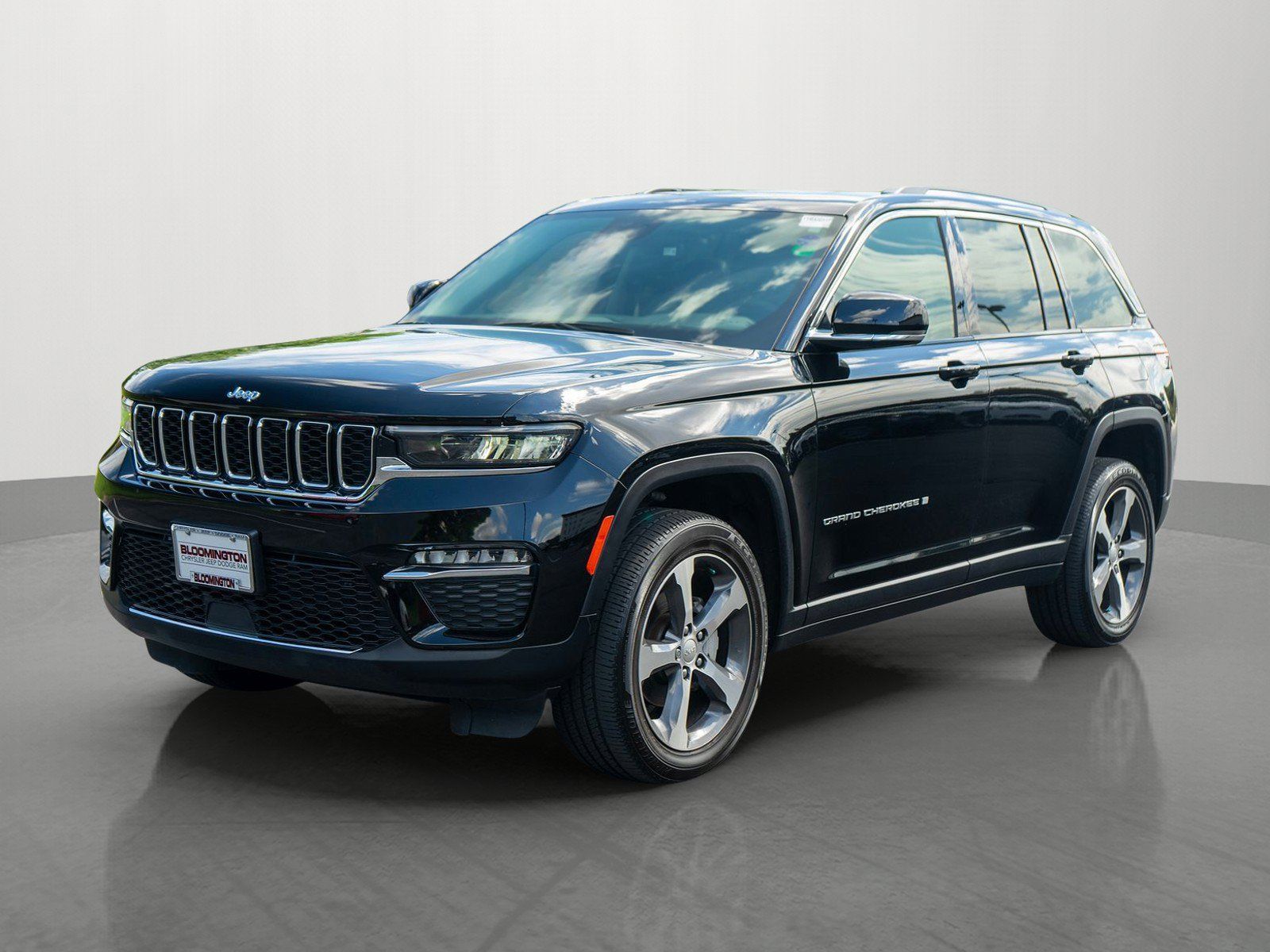 Used 2023 Jeep Grand Cherokee Limited AWD/4WD image 3
