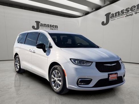 New 2026 Chrysler Pacifica Select image 5