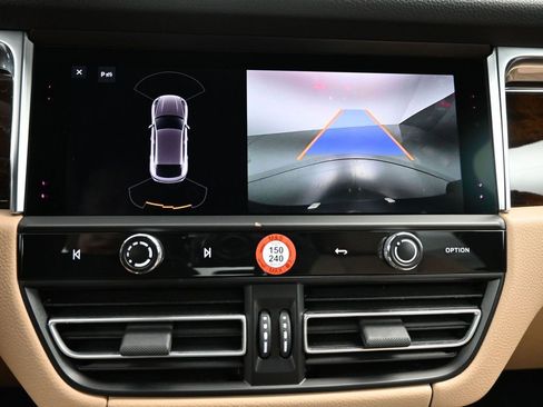 Certified 2022 Porsche Macan image 20