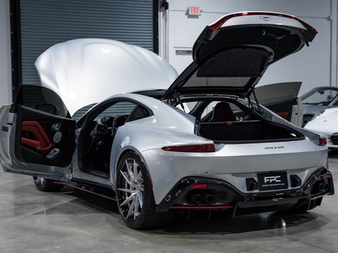 Used 2019 Aston Martin V8 Vantage Coupe RWD image 32