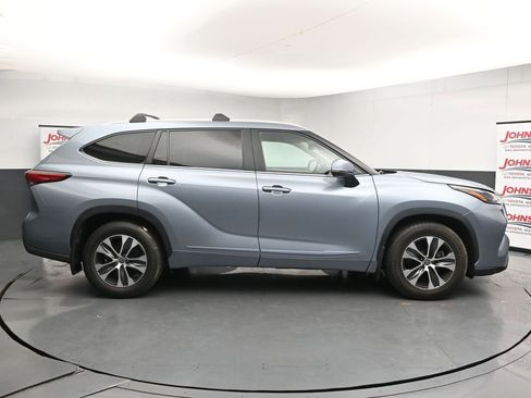 Used 2023 Toyota Highlander XLE FWD image 9