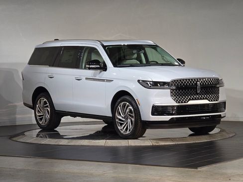 New 2025 Lincoln Navigator Reserve image 2