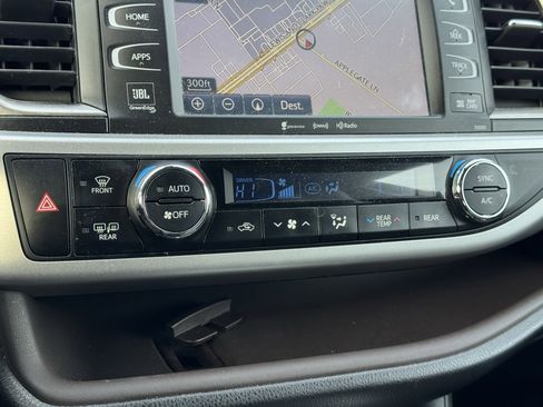 Used 2019 Toyota Highlander Limited Platinum image 10