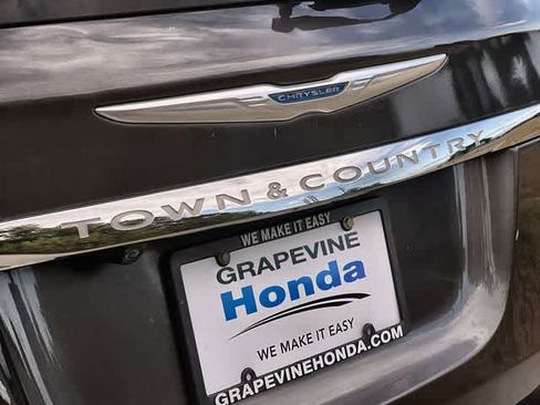 Used 2015 Chrysler Town & Country LX FWD image 8
