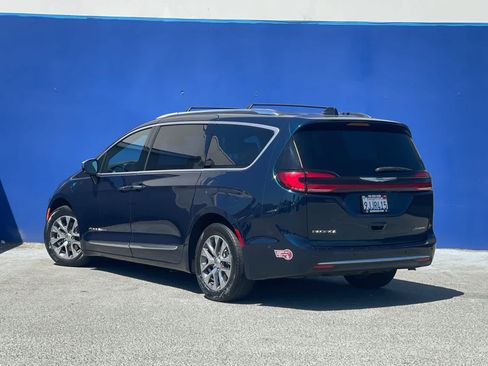 Used 2023 Chrysler Pacifica Pinnacle FWD image 2