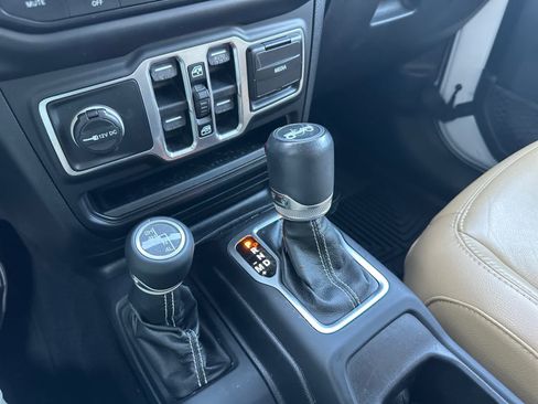 Used 2018 Jeep Wrangler Unlimited Sahara AWD/4WD image 28