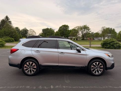 Used 2017 Subaru Outback 2.5i Limited AWD/4WD image 5