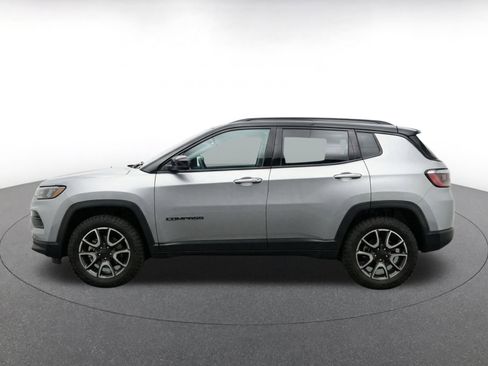 Used 2025 Jeep Compass Trailhawk AWD/4WD image 3
