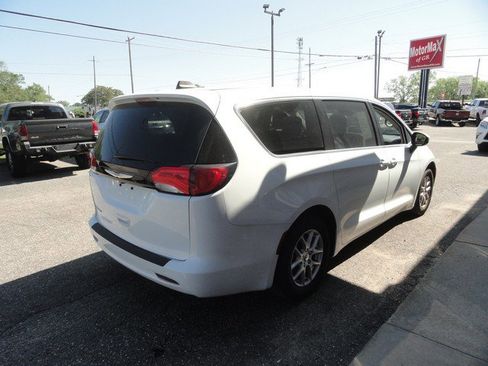 Used 2023 Chrysler Voyager LX FWD image 5