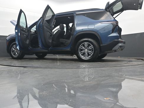 Used 2025 Chevrolet Traverse LT image 43