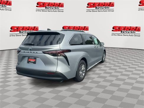 Used 2025 Toyota Sienna XLE image 10