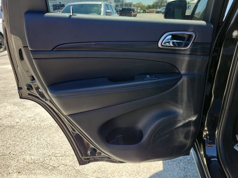 Used 2019 Jeep Grand Cherokee Laredo image 9