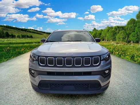 Used 2022 Jeep Compass Latitude FWD image 2