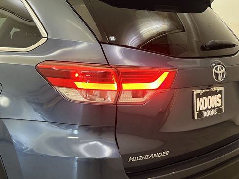 Used 2017 Toyota Highlander LE FWD image 31