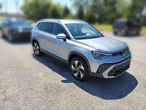 Used 2025 Volkswagen Taos SE AWD/4WD image 5