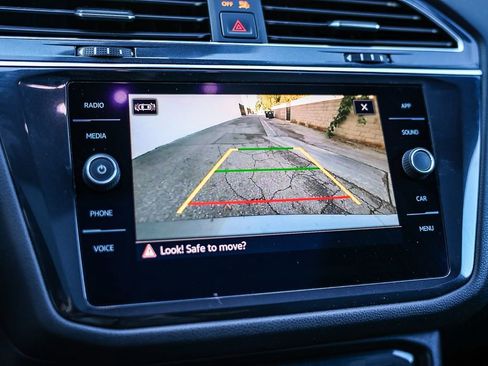 Used 2022 Volkswagen Tiguan SE R-Line image 32