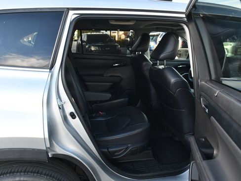 Used 2022 Toyota Highlander XLE FWD image 23