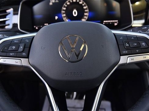 Used 2025 Volkswagen Jetta SE w/ Sunroof Package image 19