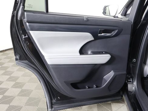 Used 2022 Toyota Highlander XLE AWD/4WD image 27