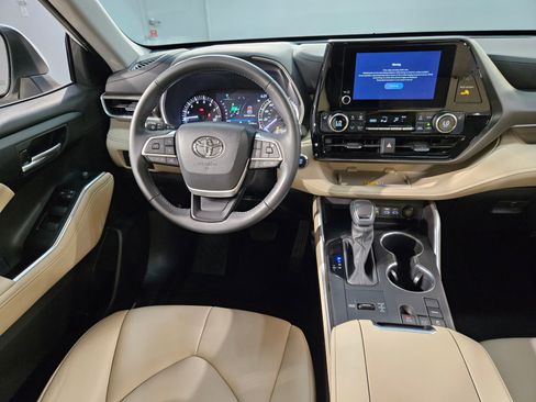 Used 2023 Toyota Highlander XLE FWD image 9