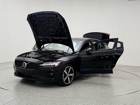 Used 2024 Volvo S60 B5 Core w/ Climate Package FWD image 9