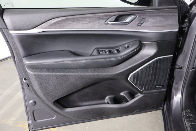 Used 2023 Jeep Grand Cherokee Limited RWD image 18