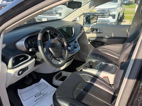 Used 2024 Chrysler Pacifica Touring-L FWD image 9