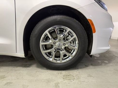 Used 2024 Chrysler Pacifica Touring-L image 31
