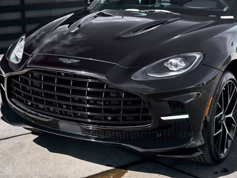 Used 2025 Aston Martin DBX 707 image 6