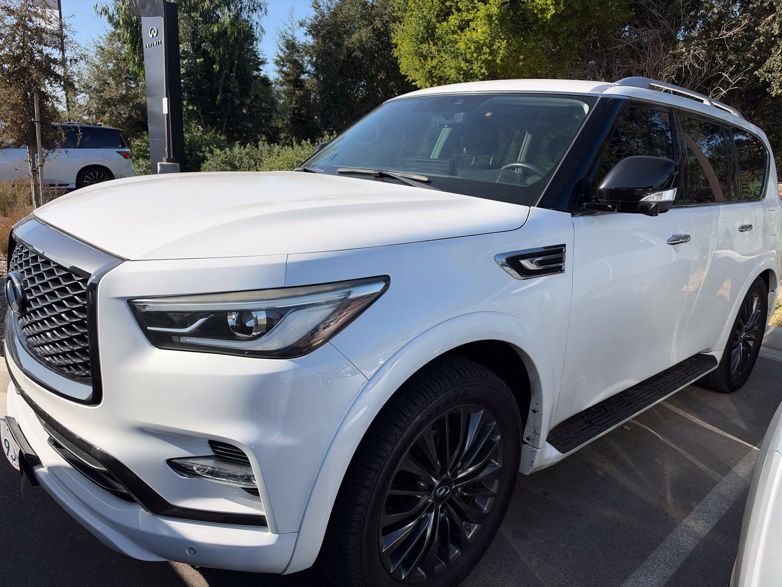 Used 2023 INFINITI QX80 Premium Select w/ Cargo Package AWD/4WD image 2