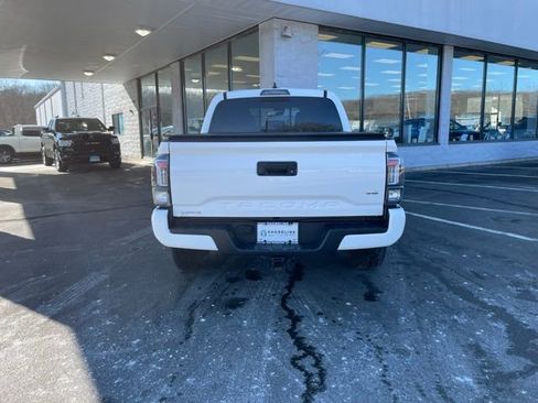 Used 2022 Toyota Tacoma TRD Sport image 7