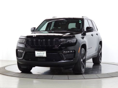 Used 2023 Jeep Grand Cherokee Limited w/ Luxury Tech Group II AWD/4WD image 4