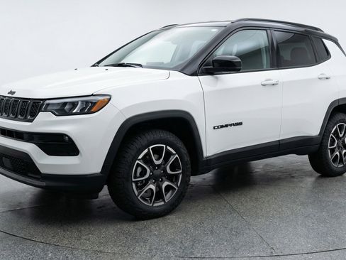 Used 2025 Jeep Compass Trailhawk image 3