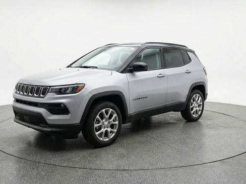Used 2025 Jeep Compass Limited image 3