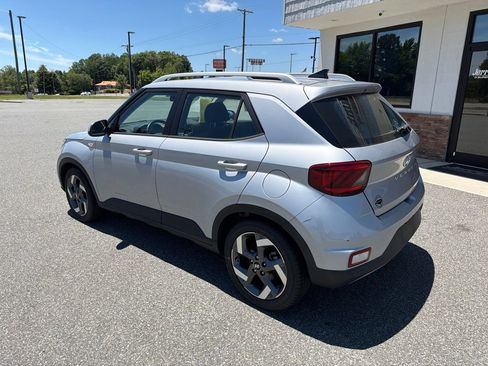 Used 2022 Hyundai Venue SEL FWD image 5