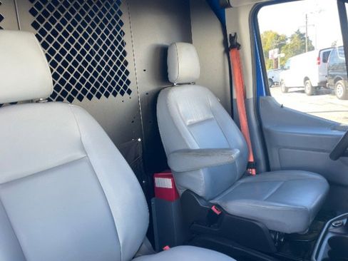 Used 2018 Ford Transit 250 w/RH Sliding Door Medium Roof image 20
