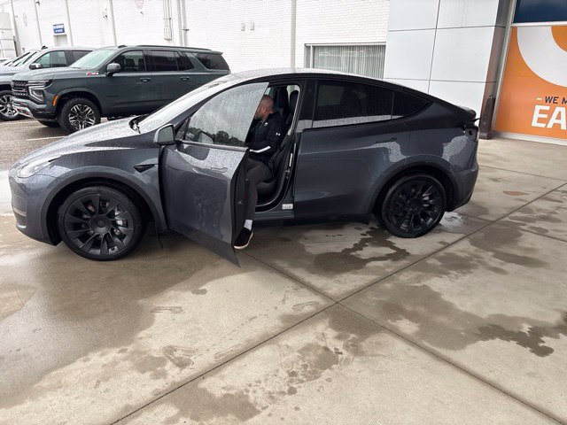 Used 2023 Tesla Model Y Long Range AWD/4WD image 2