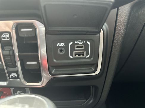 Used 2022 Jeep Gladiator Rubicon w/ Cold Weather Group AWD/4WD image 21