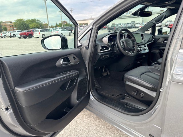 Used 2025 Chrysler Pacifica Select FWD image 13