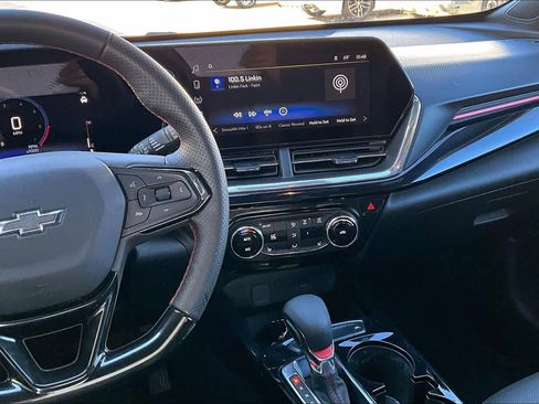 Used 2025 Chevrolet Trax RS image 7