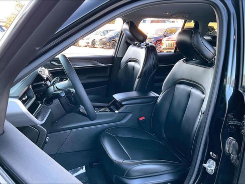 Used 2023 Jeep Grand Cherokee Limited image 8