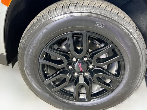 Used 2023 GMC Yukon SLT w/ SLT Luxury Package image 33