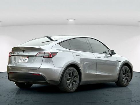 Used 2025 Tesla Model Y Long Range RWD image 6
