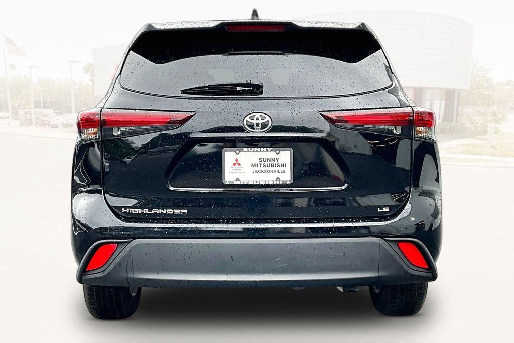 Used 2025 Toyota Highlander LE FWD image 5