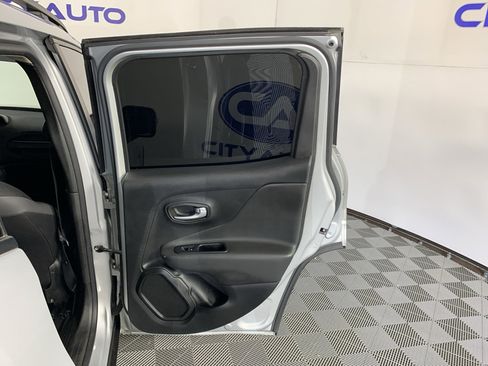 Used 2020 Jeep Renegade Altitude FWD image 36